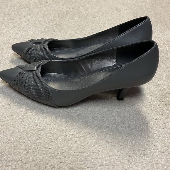Dark grey kitten heel shoes - Picture 2 of 4